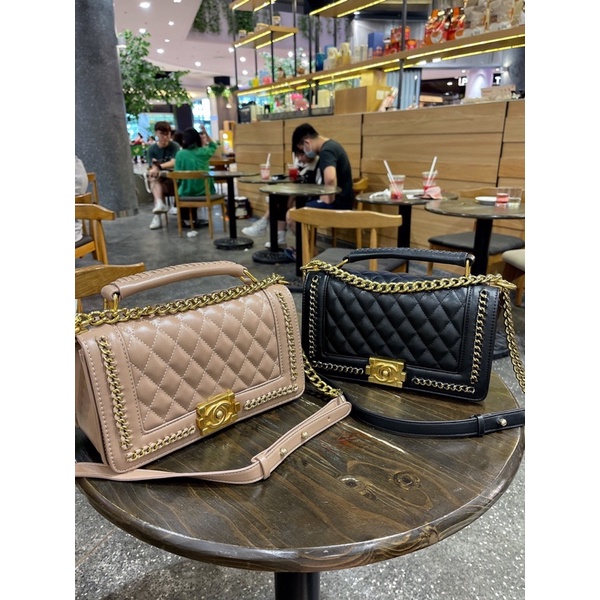 Túi xách chanel boy viền xích vàng size 25 , logo hiệu dập sườn , dây đeo căn chỉnh ngắn dài, bên trong lót đỏ