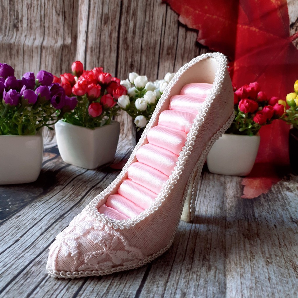 Chiếc giày để phụ kiện trang sức hồng ren