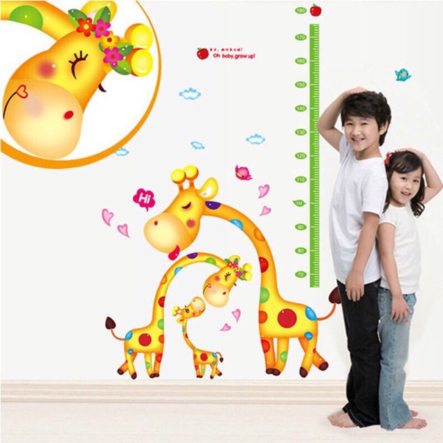 Decal dán tường có thước đo chiều cao và theo dõi thị lực cho bé.