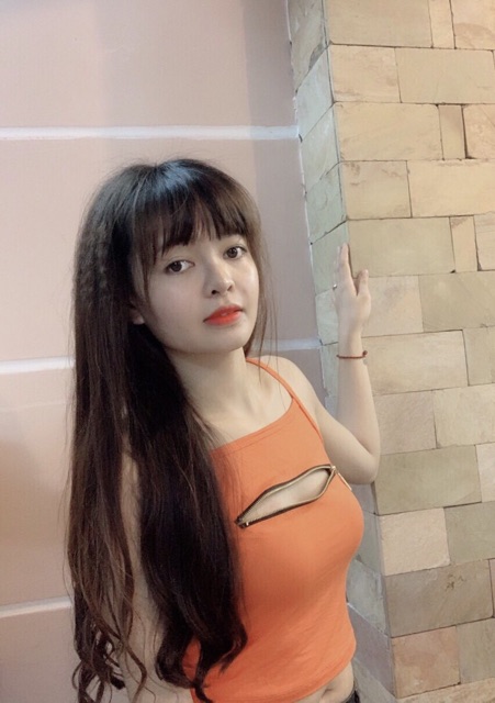 Áo thun kiểu hai dây phối dây kéo ở ngực, có thể kéo kín hoặc hở tùy ý
