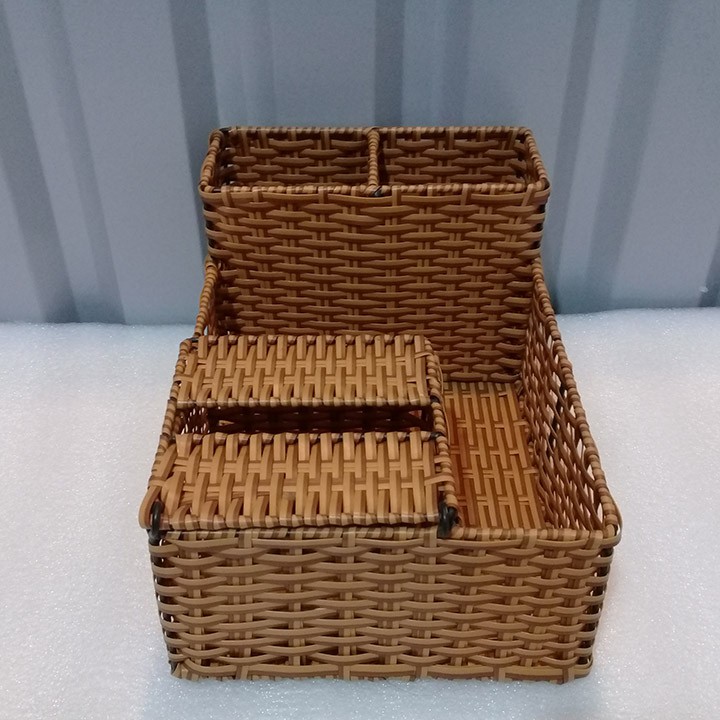 Khay mây nhựa đựng giấy ăn, đũa, muỗng, lọ gia vị, lọ tăm.