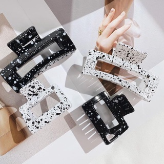 Kẹp tóc kiểu dáng chấm đen trắng hìlàm từ acrylic