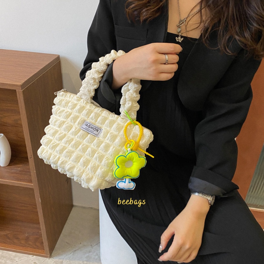 Túi Đeo Vai Vải Xốp Kèm Móc Khóa Xinh Xắn Màu Trắng Và Đen | TX40 | Túi Vải Cầm Tay Phù Hợp Mọi Outfit Đi Chơi, Cafe