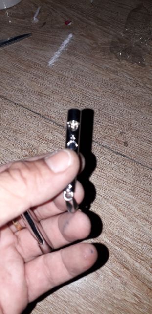 Một chiếc kèn thổi kêu làm móc khóa hoặc mặt dây chuyền bằng inox