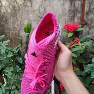 Giày đá bóng sân nhân tạo