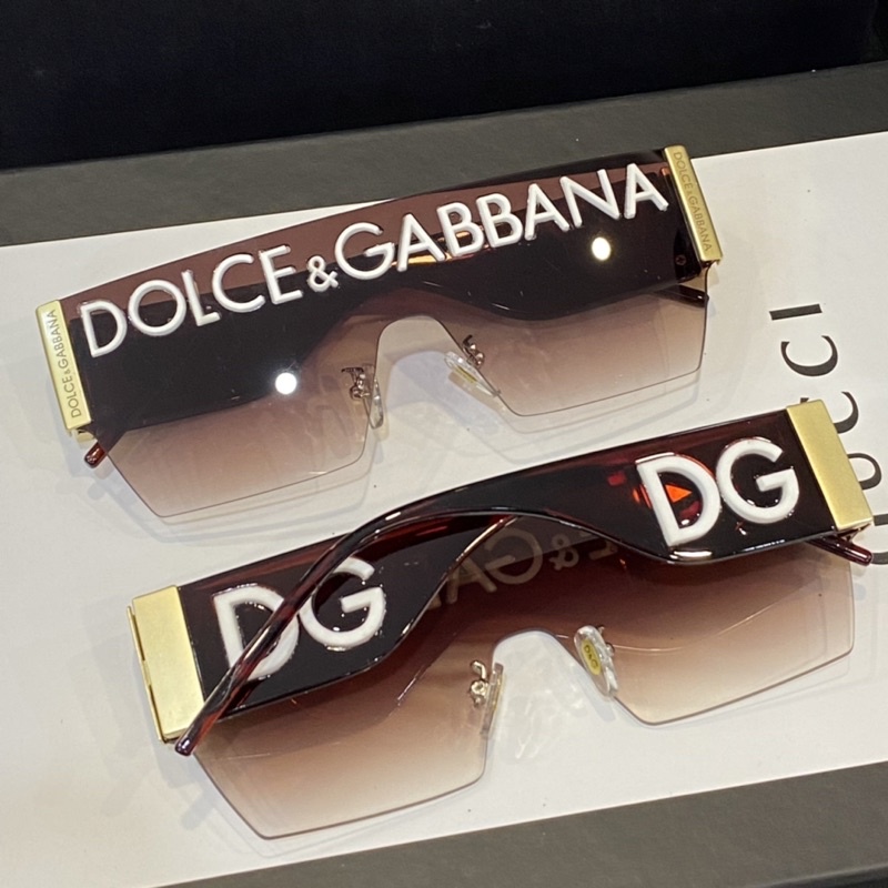 Kính râm thời trang DG thiết kế châu âu,dành cho cả nam và nữ.Phong cách trẻ trung,hiện đại.Chống UV400