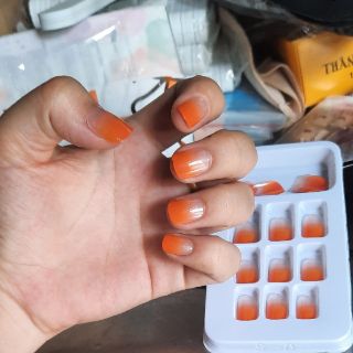 Bộ 24 móng tay giả cam đổi màu