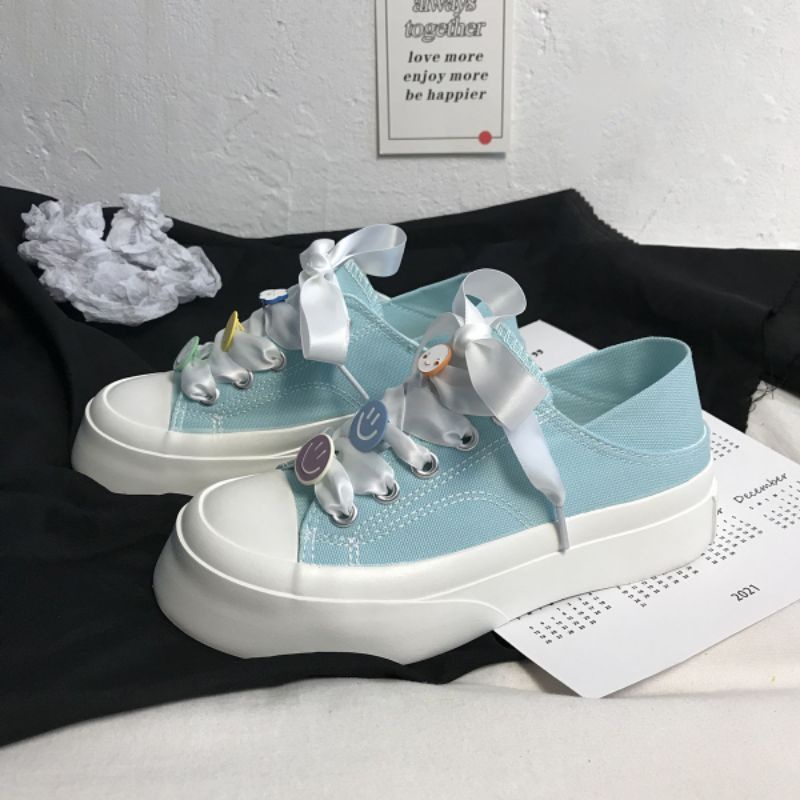 (Có sẵn) Giày sneaker nữ dây kiểu ruy băng trắng bóng hình sticker đáng yêu màu xanh da trời nhạt xinh xắn