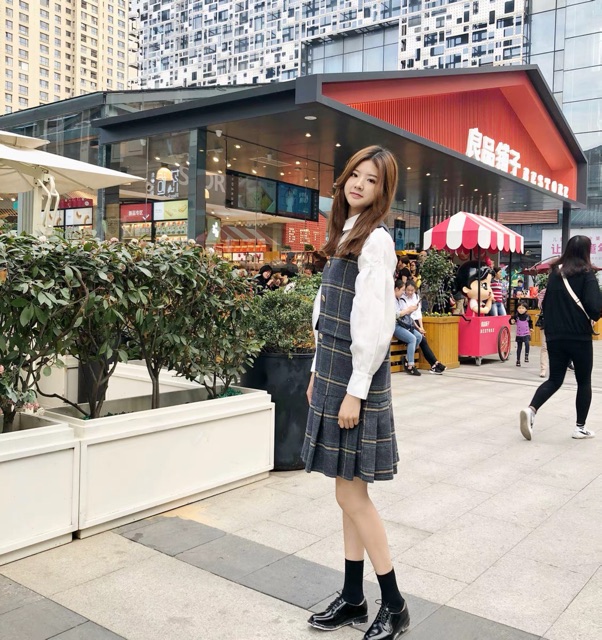 Set váy yếm dạ kẻ suông xếp ly đính cúc và áo sơ mi trắng tay bồng hàng Qc