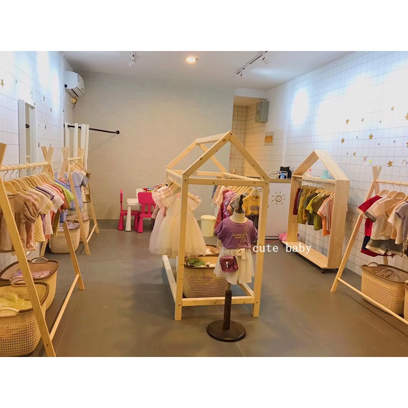 Kệ gỗ treo đồ Kệ treo quần áo shop trẻ em GU DECOR WOODEN giá treo quần áo có bánh xe trang trí shop thời trang