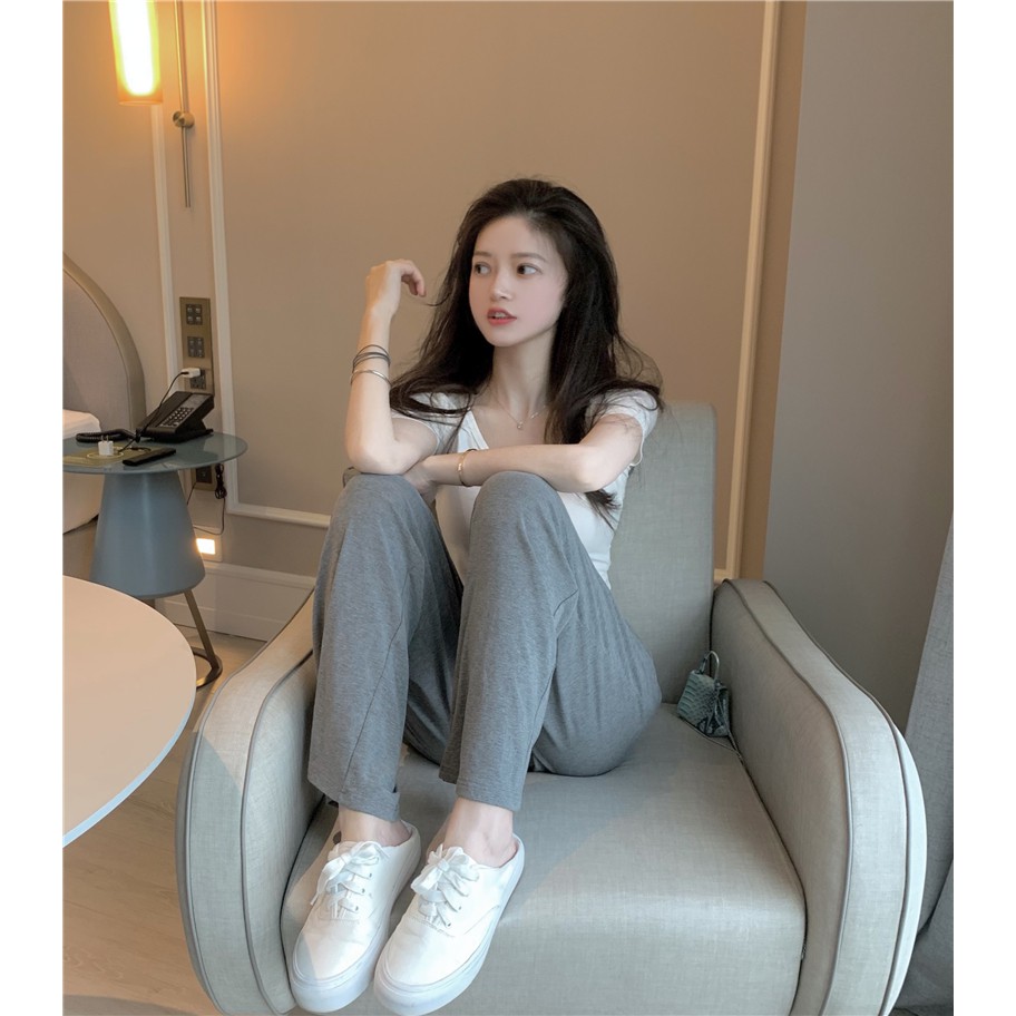 Áo tay ngắn cổ chữ V/ Quần ống rộng bằng chất liệu thân thiện với làn da (có bán lẻ)