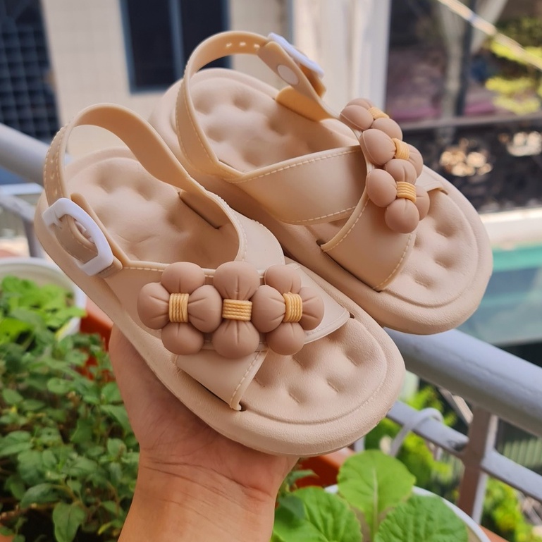 Giày nút cài cho bé gái quai chéo hoa cúc nút cài siêu xinh