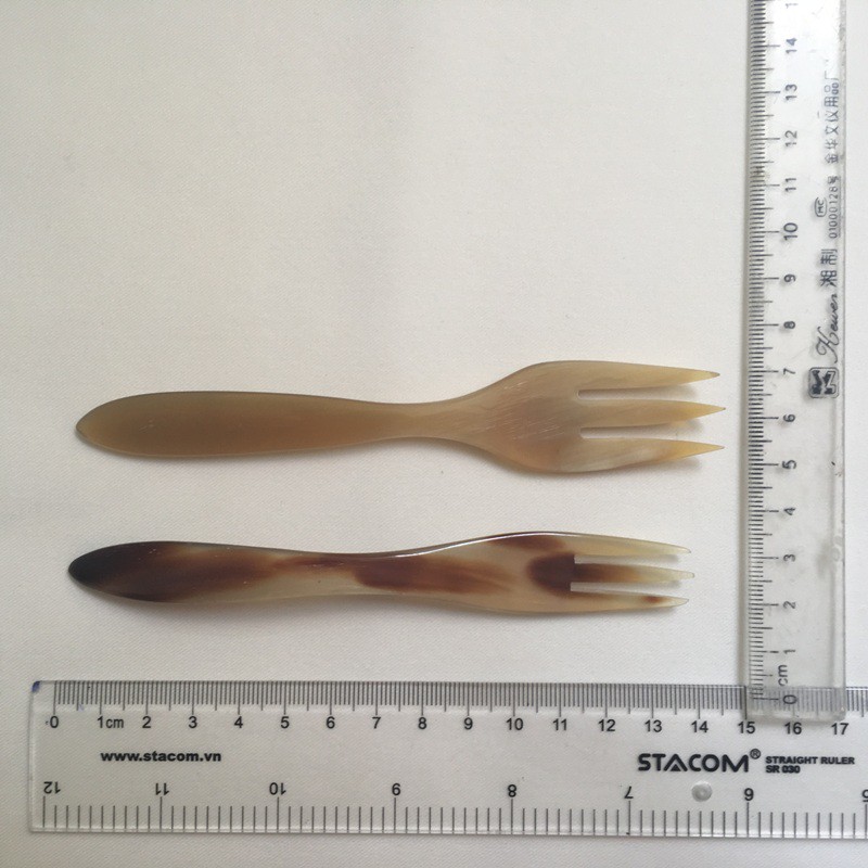 Dĩa ăn hoa quả sừng trâu cao cấp (DS01 combo 02 chiếc màu tự nhiên 3 răng)