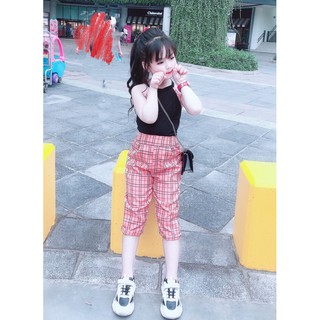 Set cổ yếm quần kẻ lửng bé gái
