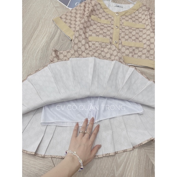 [ 𝐅𝐑𝐄𝐄 𝐒𝐇𝐈𝐏 ] SÉT VÁY GG NHÍ CHẤT KAKI 2 DA MỀM ĐEP NẶNG LẮM CV XẾP LY HÀNG ĐẸP LẮM Ạ