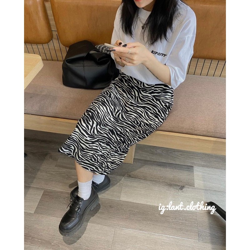 chân váy sọc vằn dáng hàn xẻng