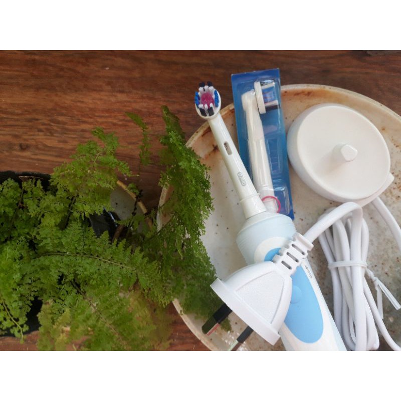 Bàn chải điện ORAL B