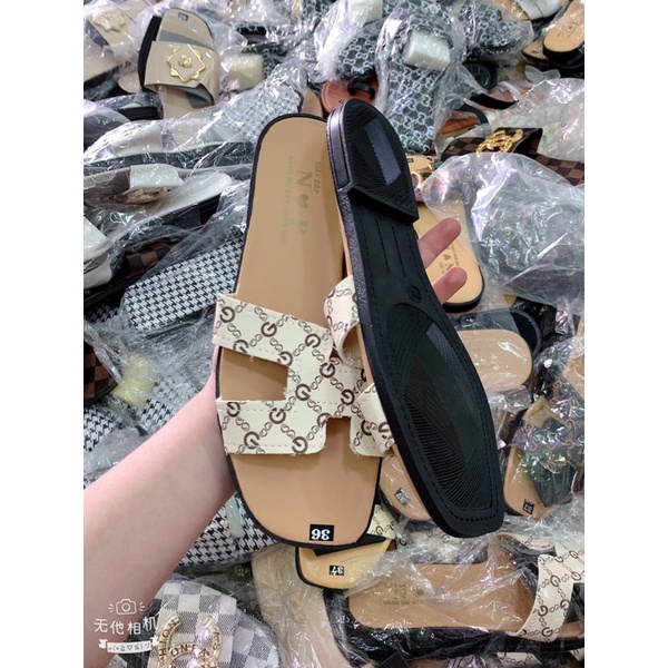 dép HM quai chữ GG nền vàng đầu vuông cực xinh.. bao bền đẹp. nắng mưa đều mang được. cam kết như hình. ( hình tự chụp )