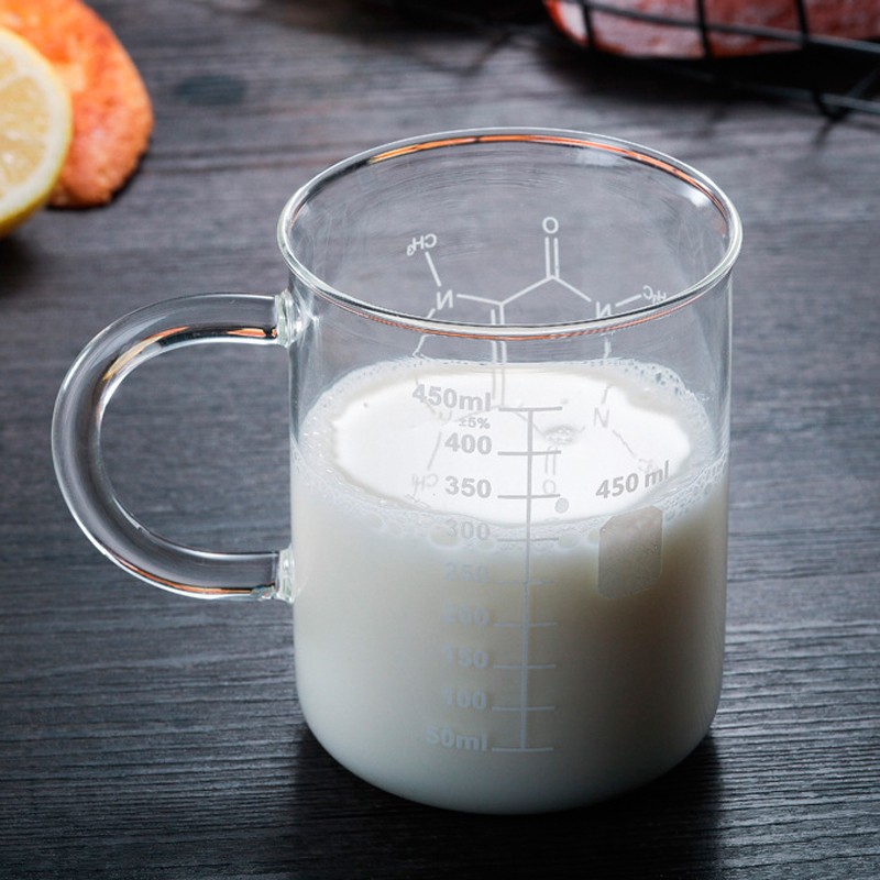 Ly thủy tinh có vạch đo ml và sơ đồ hóa học