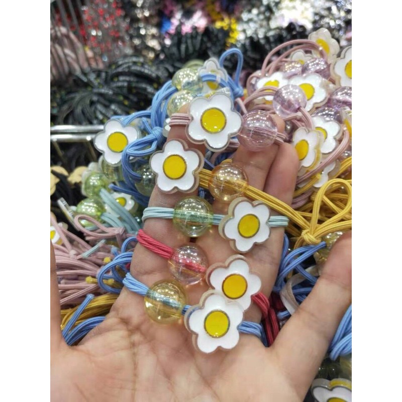 cột tóc hoa cúc, mặt cười, hạt đá tròn (lấy mẫu ngẫu nhiên