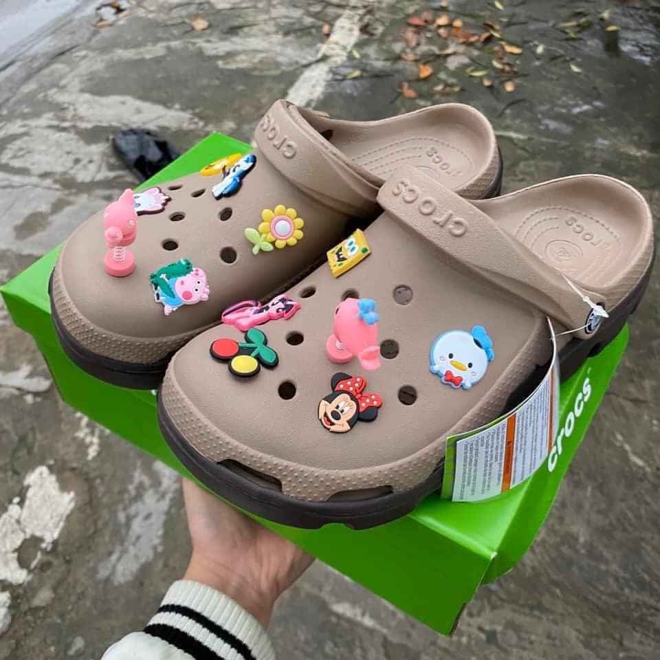 Dep cross nam chinh hang quai ngang DUET NâU 1 khuyến mãi kèm theo 12 sticker dép crocs