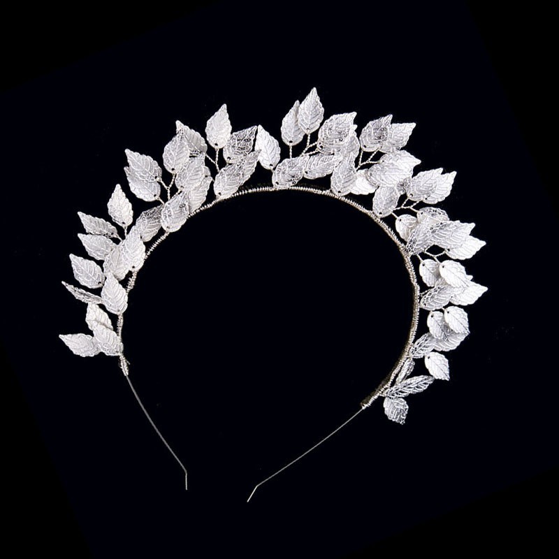 Cài tóc hình chiếc lá xinh xắn cho cô dâu