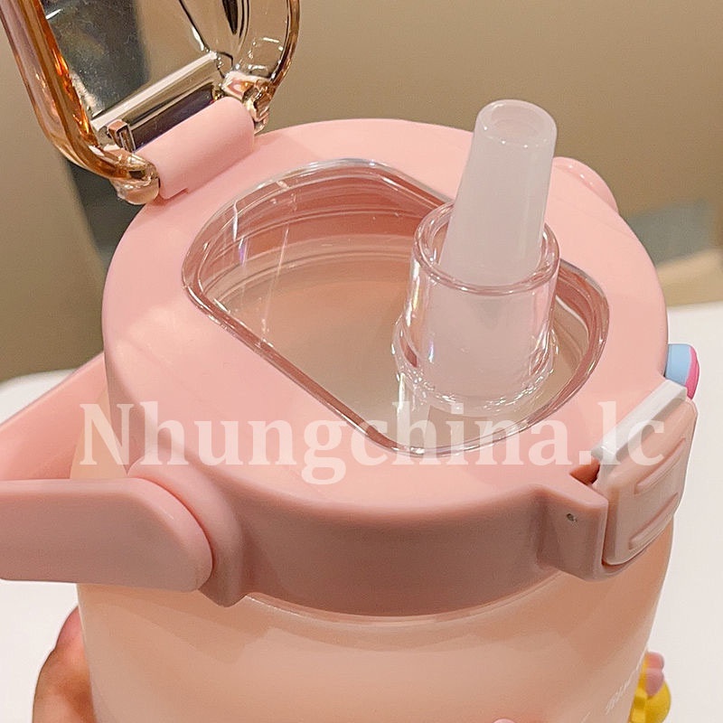 BÌNH ĐỰNG NƯỚC 2 LÍT TẶNG KÈM STICKER GIỮ NHIỆT NHỰA NHẮC UỐNG NƯỚC CÓ ỐNG HÚT CHIA VẠCH BÁO GIỜ CUTE
