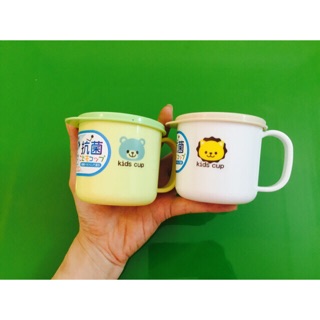 Cốc nhựa có nắp cho bé