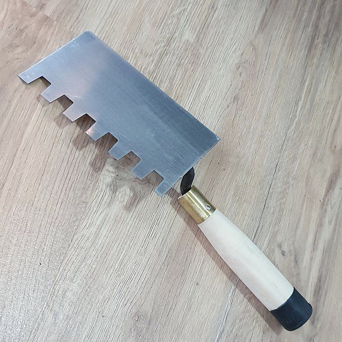 Bay Xây Tô Vuông Lưỡi Thép 9x16,5cm Rãnh Răng Cưa Vuông Lớn (Bên phải) 15x15x10mm Cán Gỗ Đuôi Bọc Nhựa