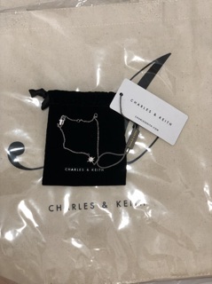 Hoa tai và lắc tay charleskeith