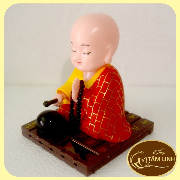 Chú Tiểu Gõ Mõ Tụng Kinh Sử Dụng Năng lượng Mặt Trời