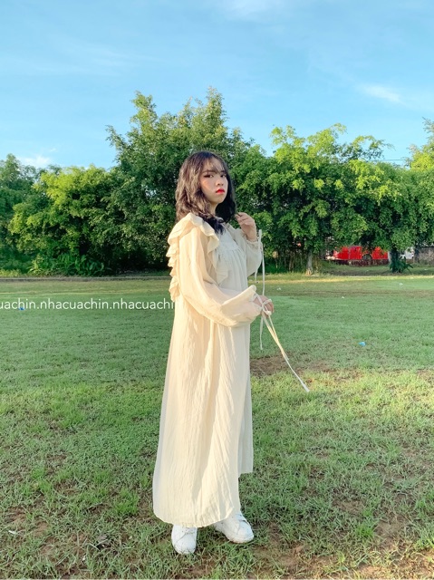 Đầm dài be nhạt phối bèo ren