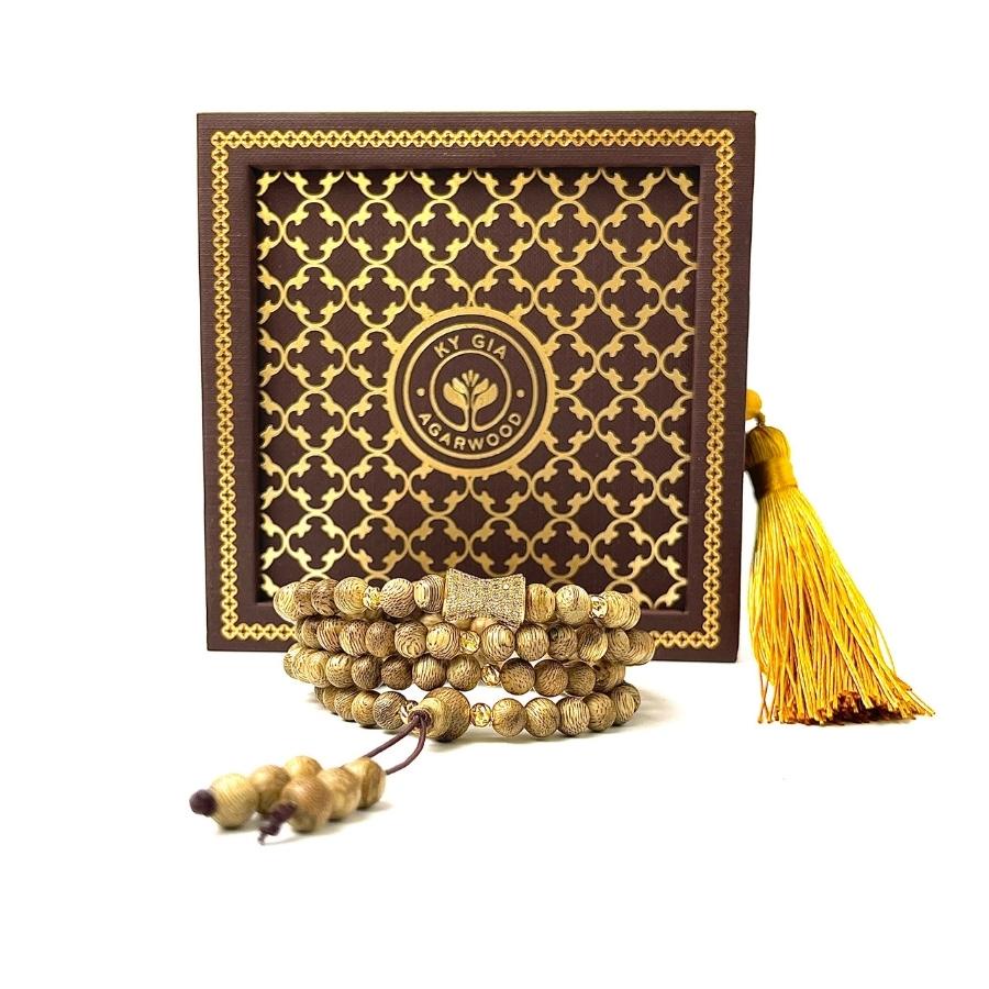 Vòng Tay Trầm Hương Rừng Kalimantan Phối Charm Đồng Hồ Cát Kỳ Gia Trầm Hương- Sang Trọng- Thanh Lích