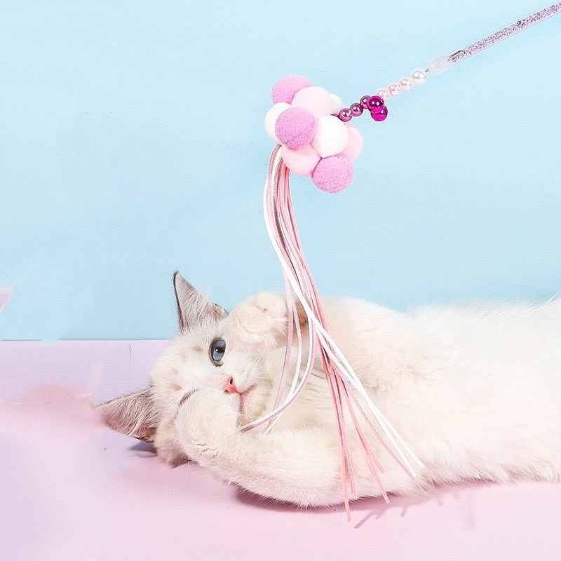 Cần câu mèo bông tròn siêu xinh xắn có chuông cho chó mèo QUE TRÊU MÈO