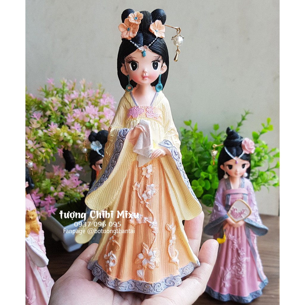 Búp bê tiểu thư áo vàng cầm khăn - quà cho bé