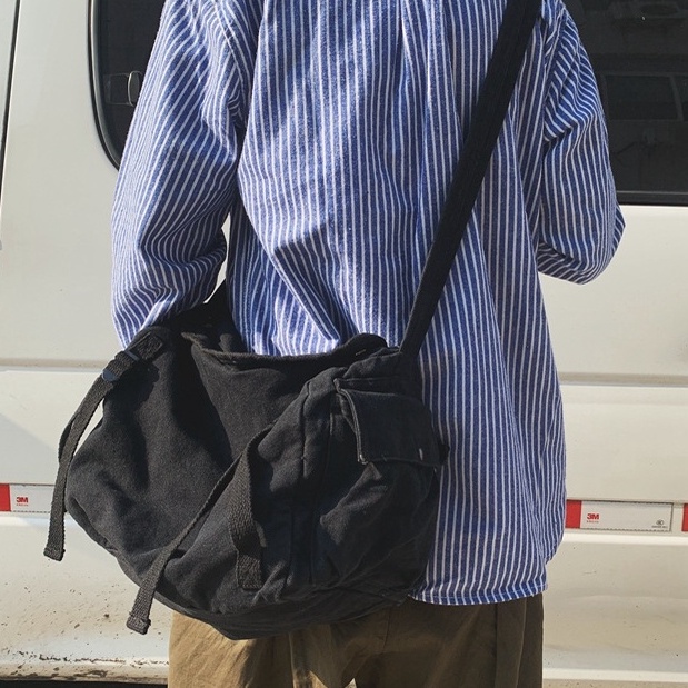 Túi đeo chéo dáng bầu chất vải giả bò kèm 2 dây đai cá tính