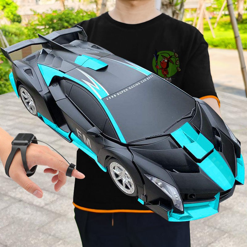 Xe biến áp điều khiển từ xa bằng cử chỉ robot King Kong đang sạc ô tô di chuyển cậu bé đua đồ chơi trẻ em