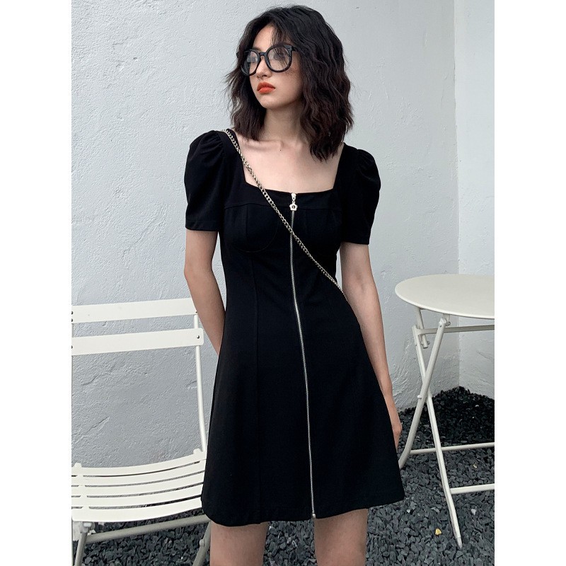 Đầm đen cổ vuông dây kéo khóa trước