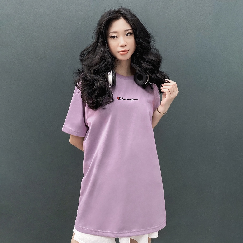 Áo Thun Champion Màu Tím Thêu Chữ Đen Nâu Ở Giữa Chất Liệu 100% Cotton Thoáng Mát Form Rộng Thoải Mái