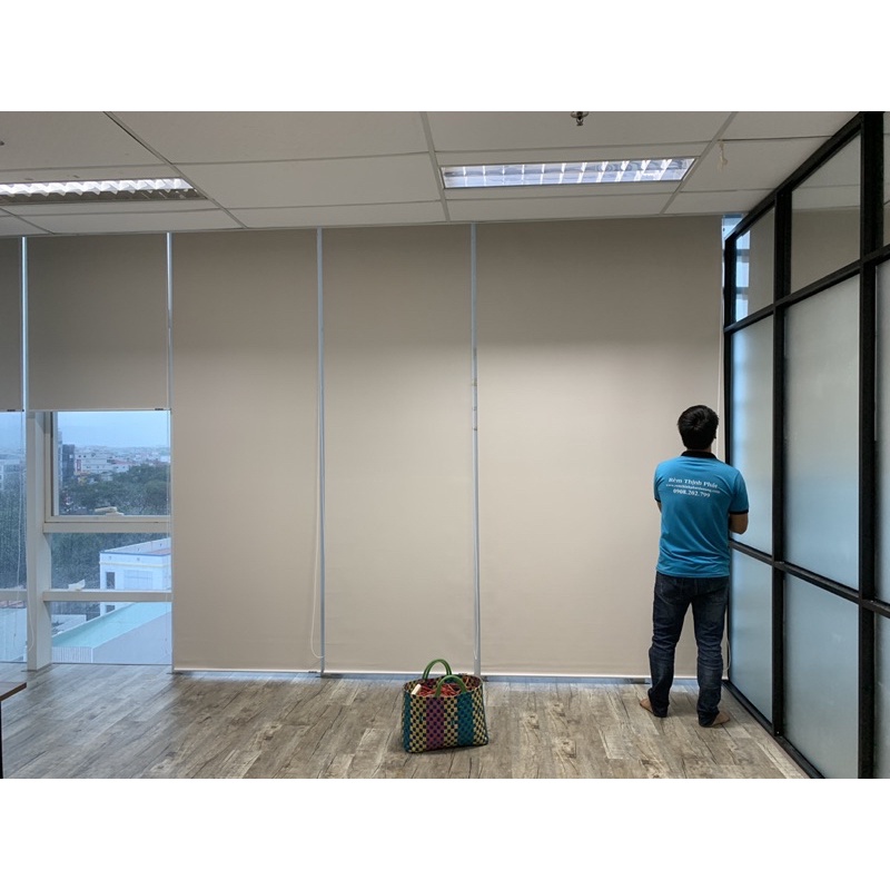 Rèm cuốn kéo tay che nắng cửa sổ trong nhà.