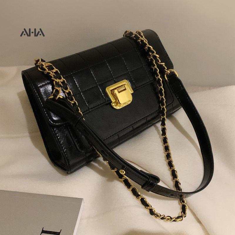 Túi xách AHA official phối dây xích dễ phối đồ thời trang cho nữ