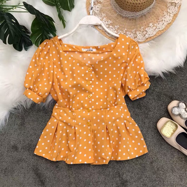 Áo sơ mi chấm bi cổ V tay bo, chiết ly eo dáng peplum nhẹ nhàng, bánh bèo