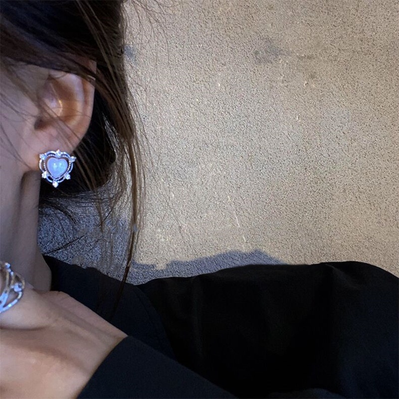 Khuyên Tai Hình Trái Tim Đính Đá Lấp Lánh Phong Cách retro Cao Cấp Thiết Kế Mới Dành Cho Bạn Nữ