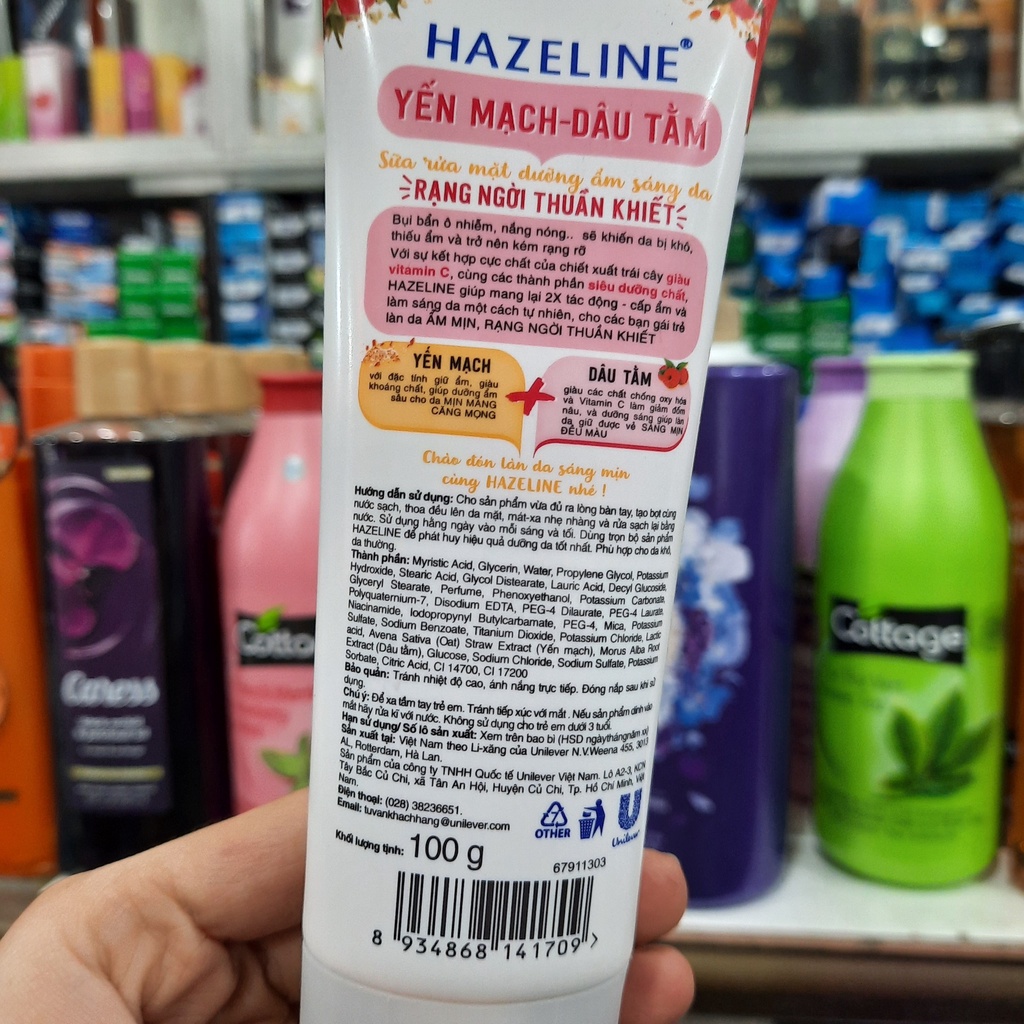 Sữa rửa mặt dưỡng ẩm sáng da Hazeline Yến Mạch Dâu Tằm 100g