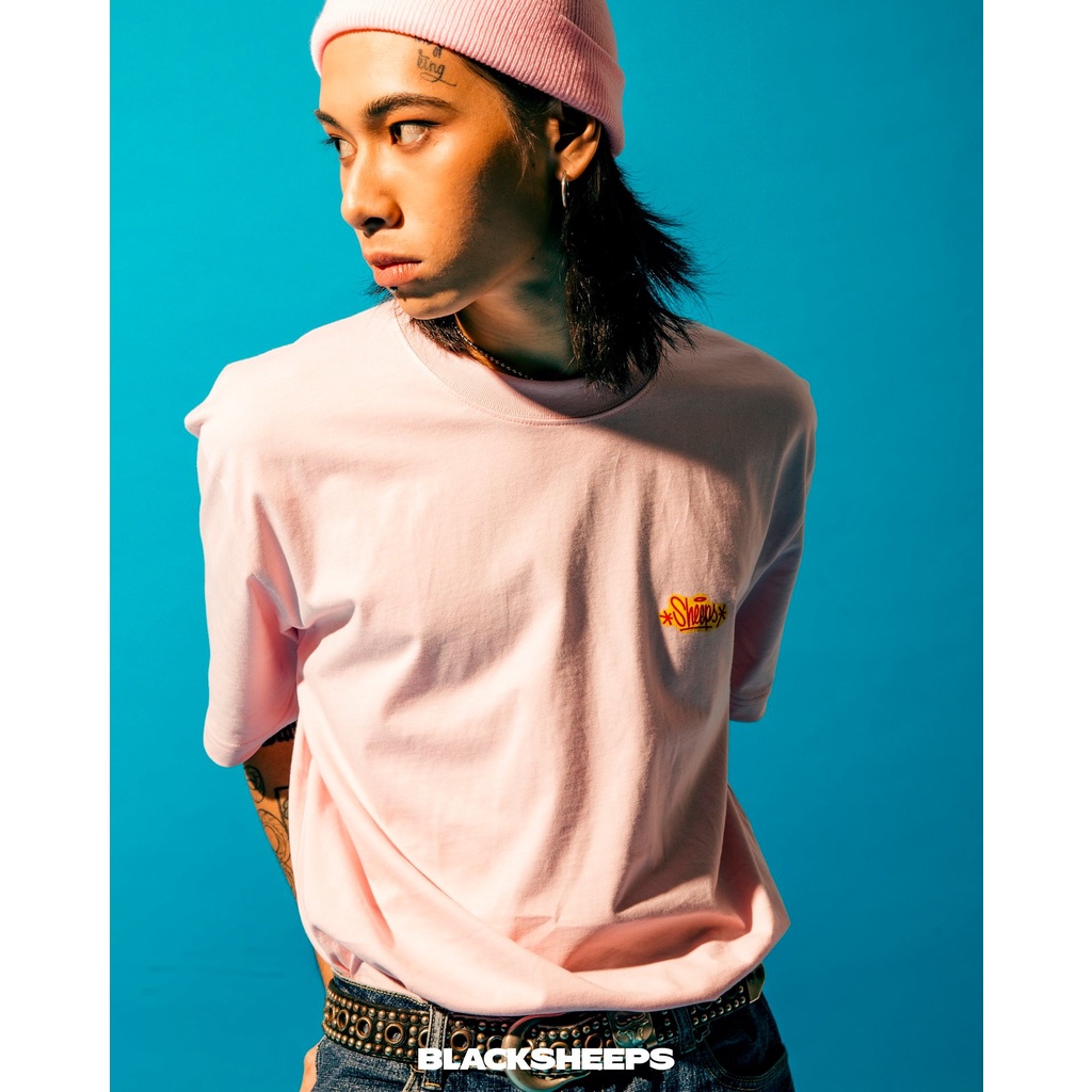 Áo thun BLACKSHEEPS Tay ngắn Màu hồng aka Grafitti Lettering SS Tee - Blueshing Bride