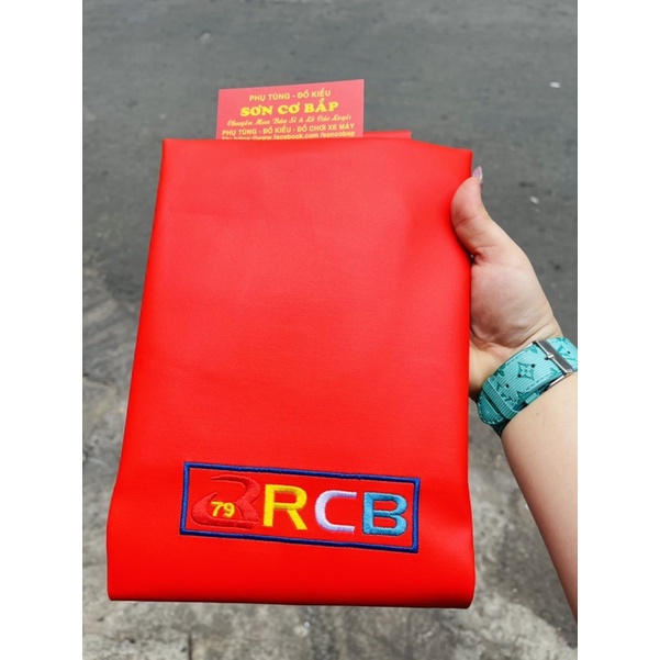 Da yên đỏ trơn thêu họa tiết gia công tại xưởng giá sỉ bọc tất cả các yên xe kích cỡ lớn