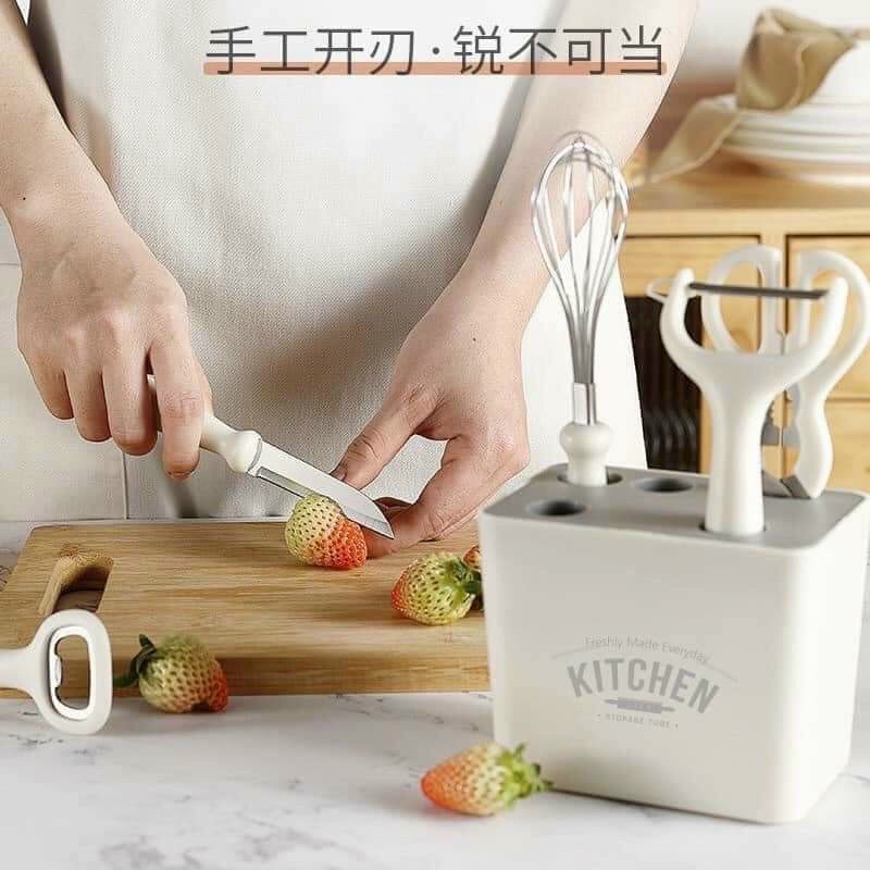 Bộ 6 Món Dụng Cụ Nấu ăn Kitchen Gồm: Kệ Cắm, Dao Gọt, Nạo Vỏ, kéo, Mở Bia, Đánh Trứng