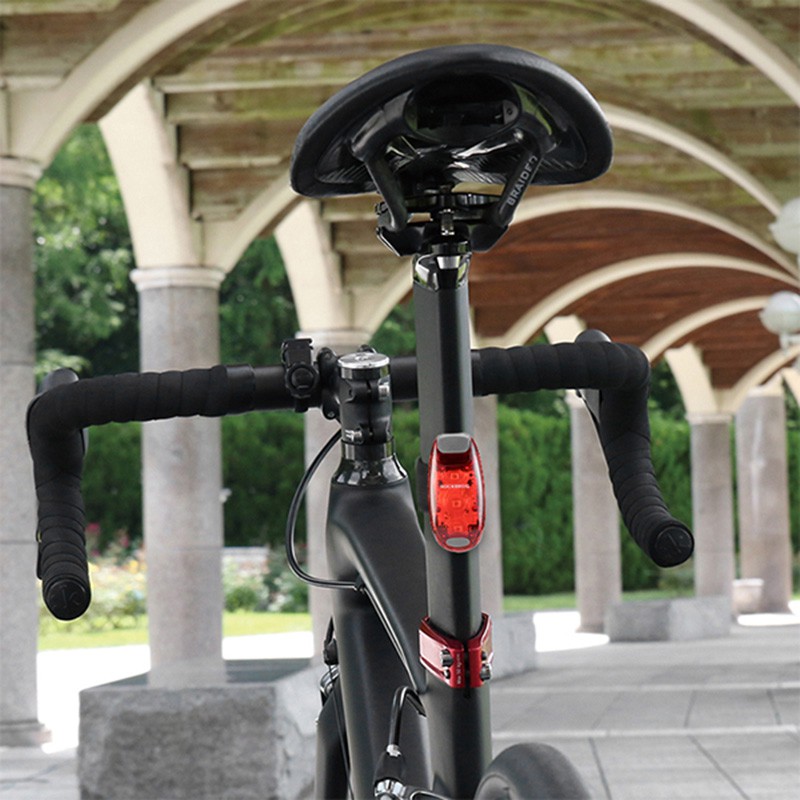 Đèn đuôi xe đạp MTB ROCKBROS có thể gắn mũ bảo hiểm giúp an toàn khi đi xe vào ban đêm