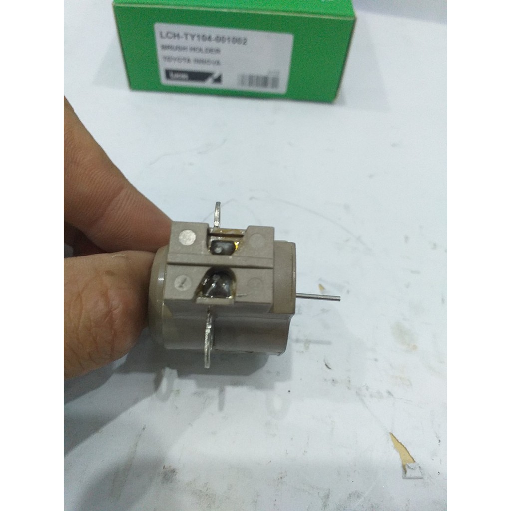 Giá than máy phát xe Toyota Innova nhãn hiệu Lucas LCH-TY104-001002