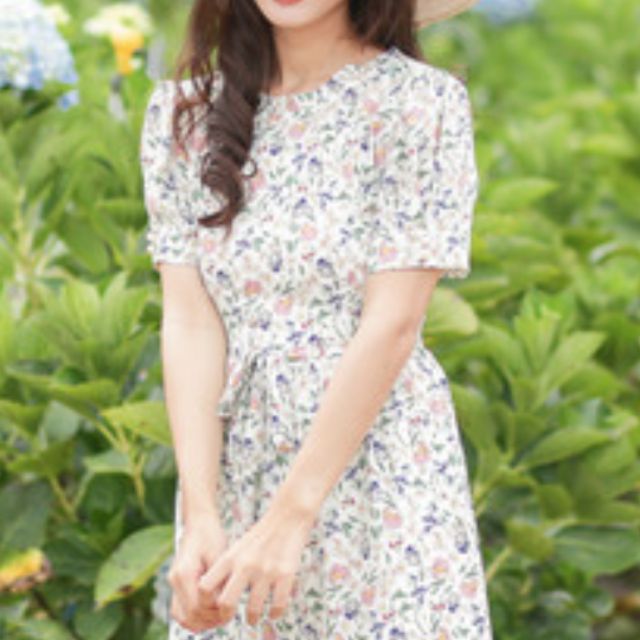 Đầm Entiati nền trắng hoa hồng